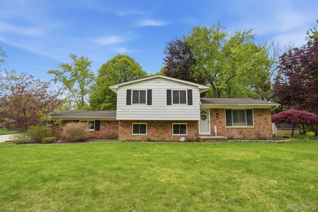2478 Hiller Road West Bloomfield Charter Township MI 48324