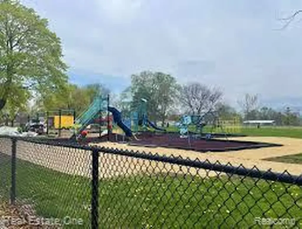 1069 Mulberry Street Wyandotte City MI 48192