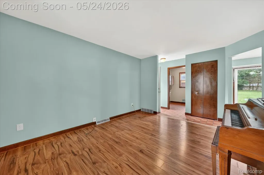 25852 Curie Avenue Warren City MI 48091