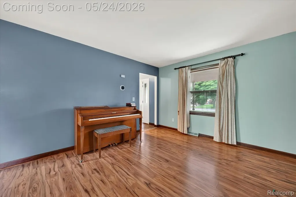 25852 Curie Avenue Warren City MI 48091