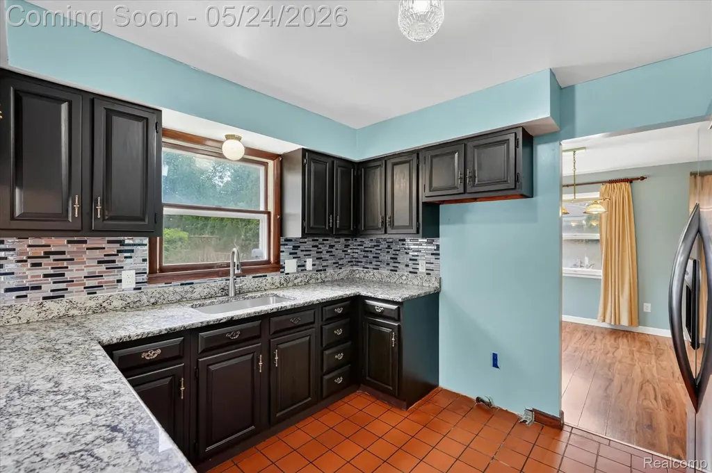 25852 Curie Avenue Warren City MI 48091