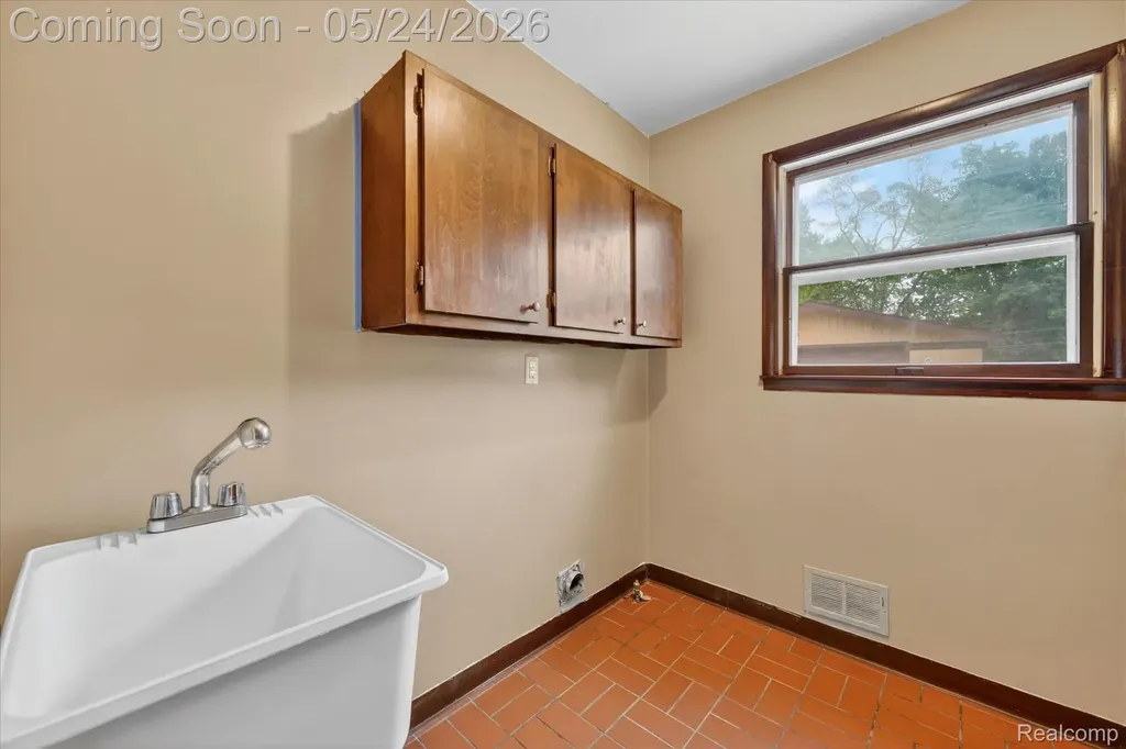 25852 Curie Avenue Warren City MI 48091