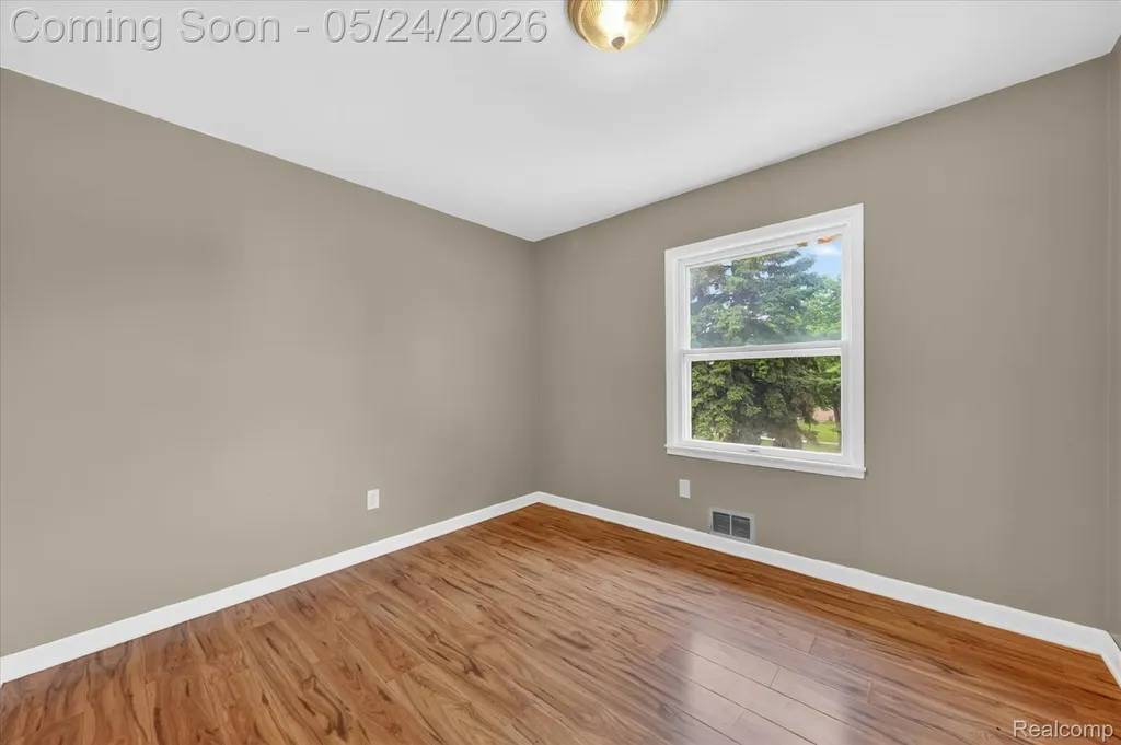 25852 Curie Avenue Warren City MI 48091