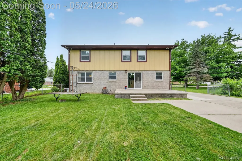 25852 Curie Avenue Warren City MI 48091