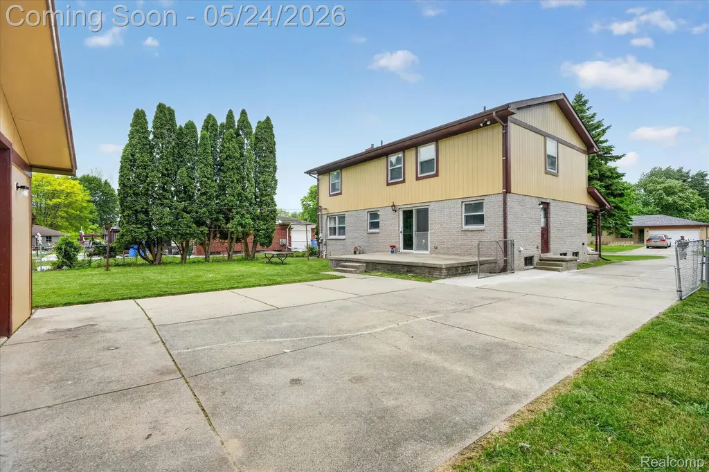 25852 Curie Avenue Warren City MI 48091