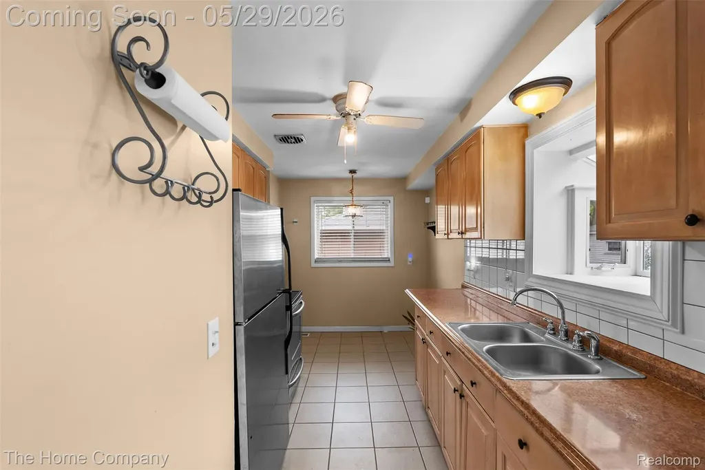 24564 Marine Avenue Eastpointe City MI 48021