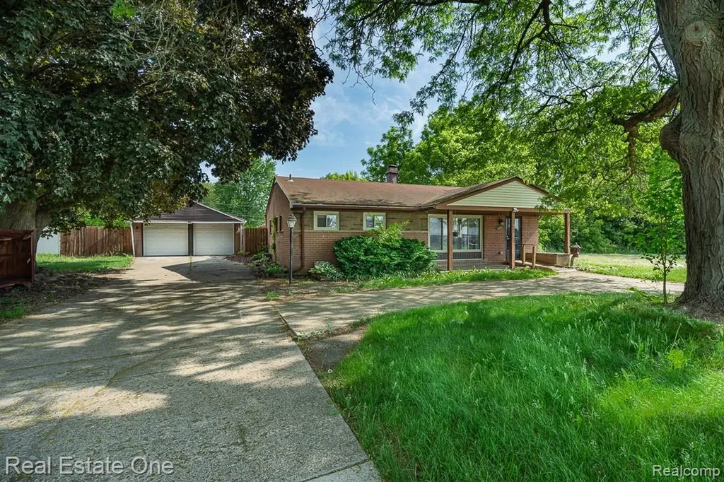 22471 Remick Drive Clinton Charter Township MI 48036