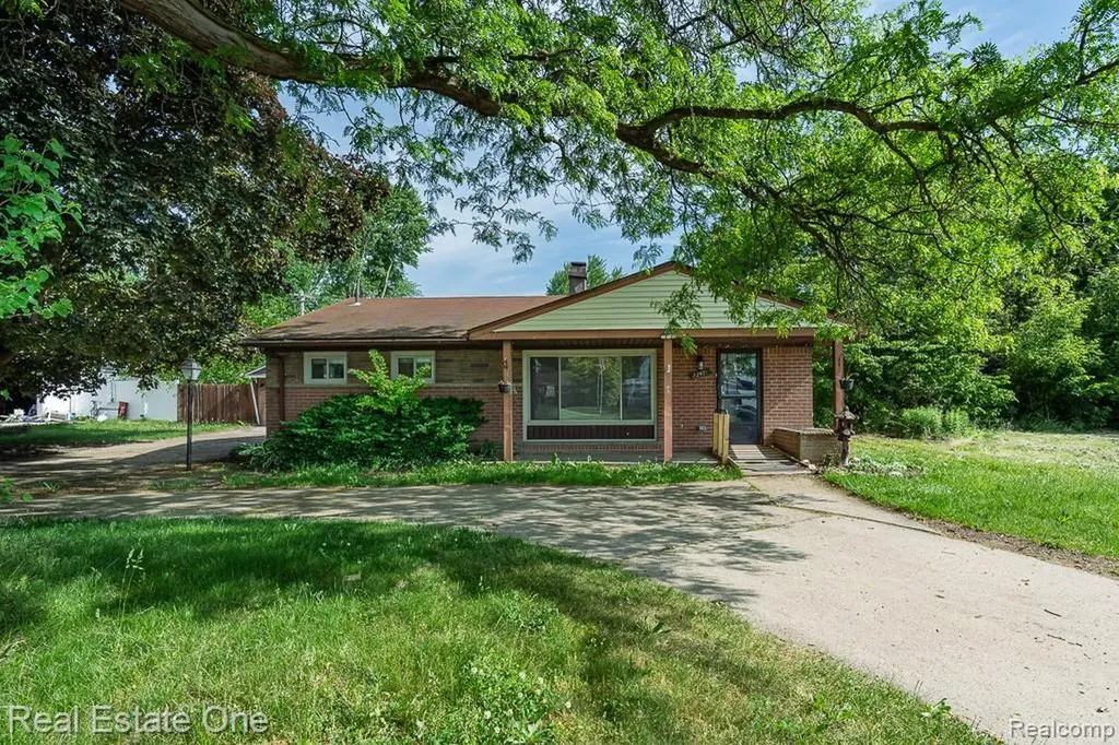22471 Remick Drive Clinton Charter Township MI 48036