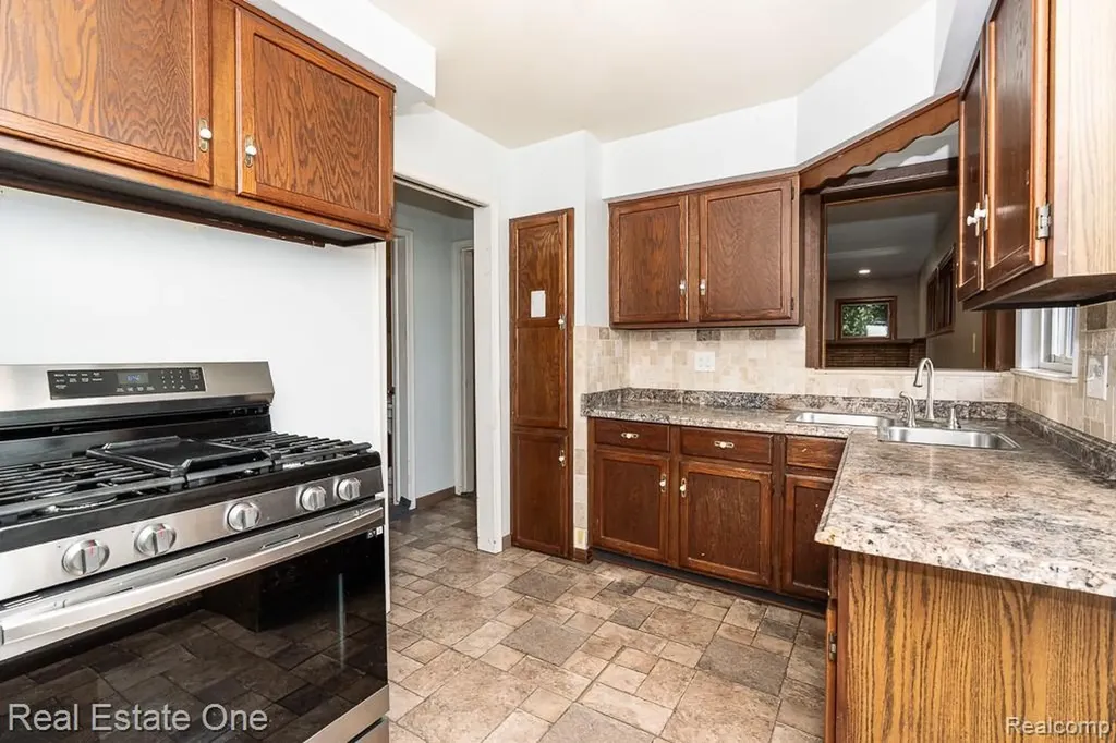 22471 Remick Drive Clinton Charter Township MI 48036