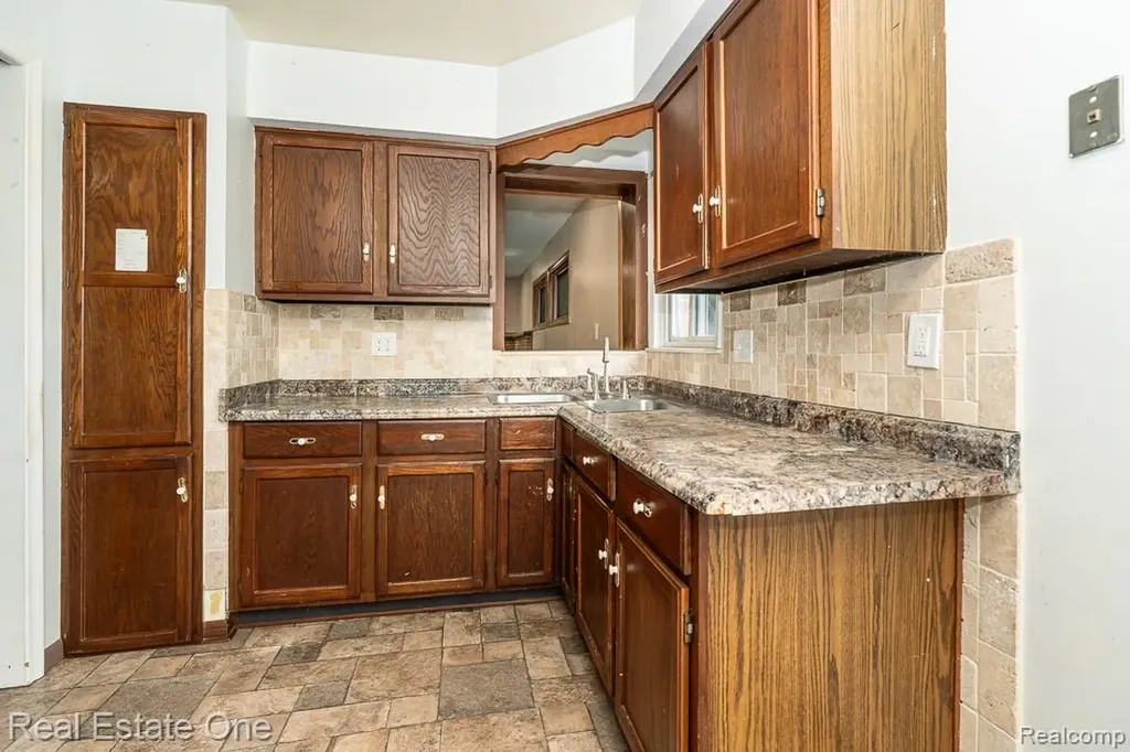22471 Remick Drive Clinton Charter Township MI 48036