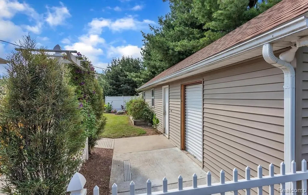 5183 Owosso Road Handy Township MI 48836