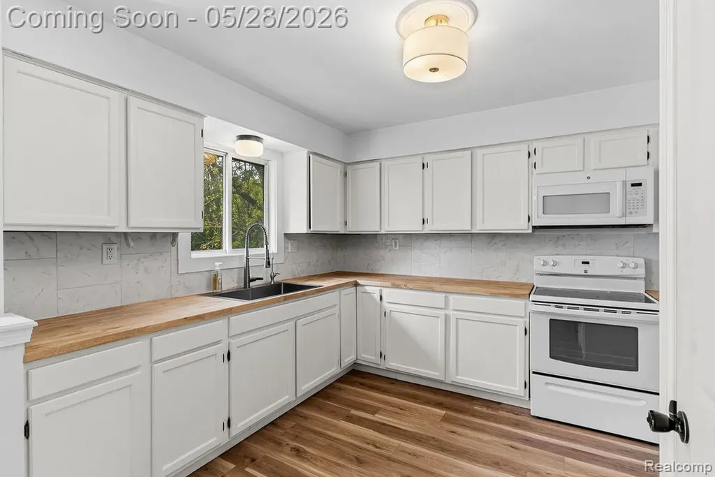 233 Peninsula Lake Drive Highland Charter Township MI 48357