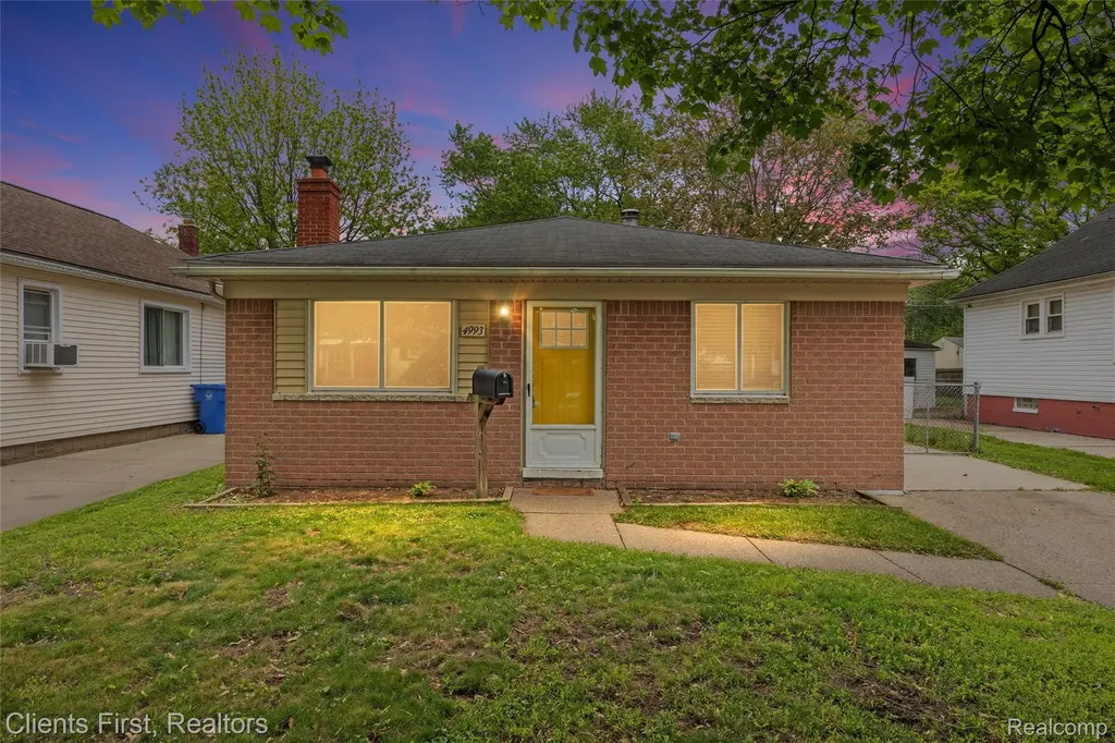 4993 Bedford Street Dearborn Heights City MI 48125