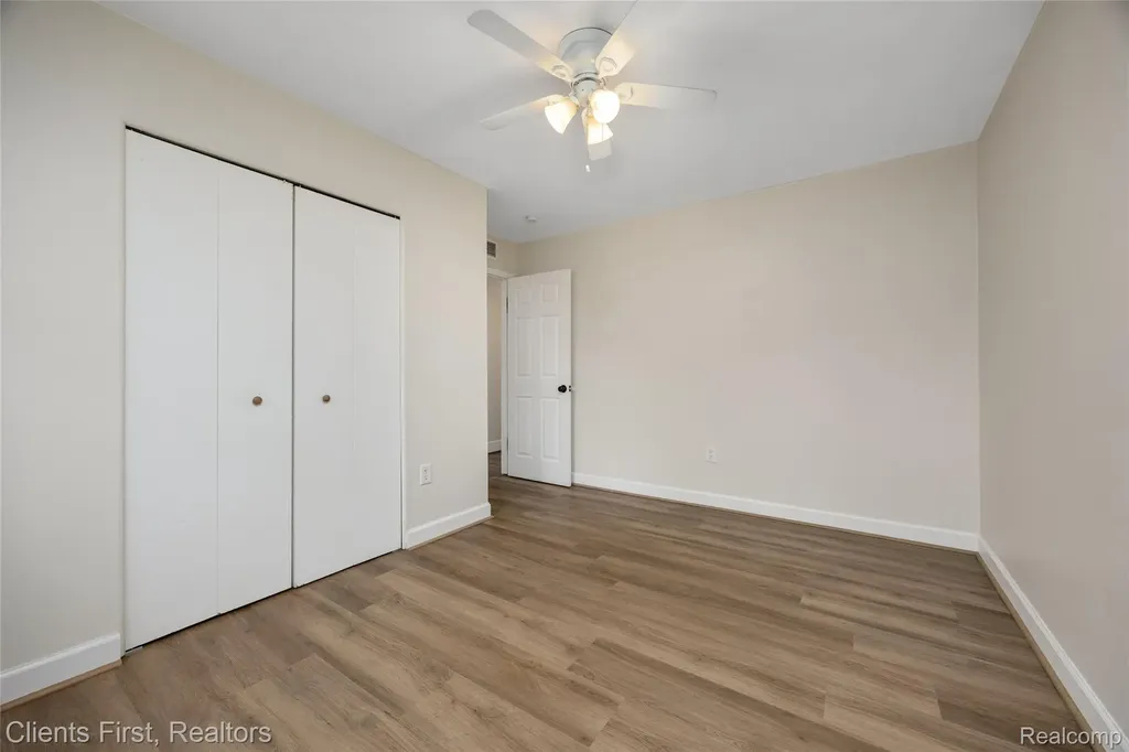 4993 Bedford Street Dearborn Heights City MI 48125