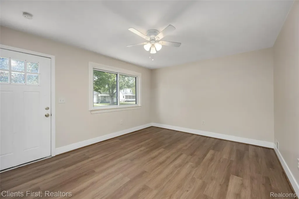 4993 Bedford Street Dearborn Heights City MI 48125