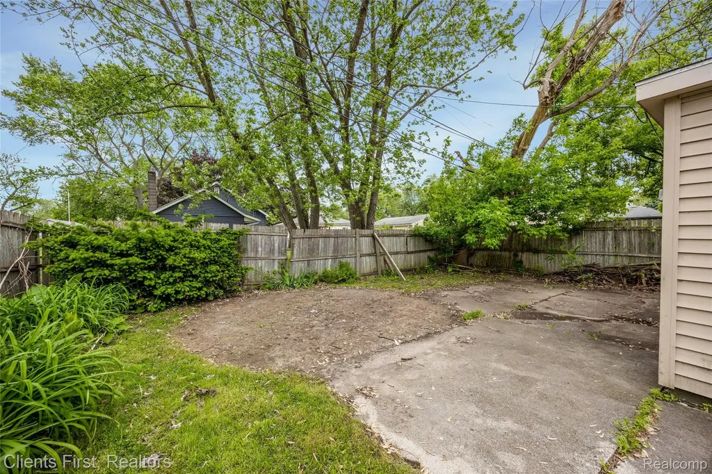4993 Bedford Street Dearborn Heights City MI 48125