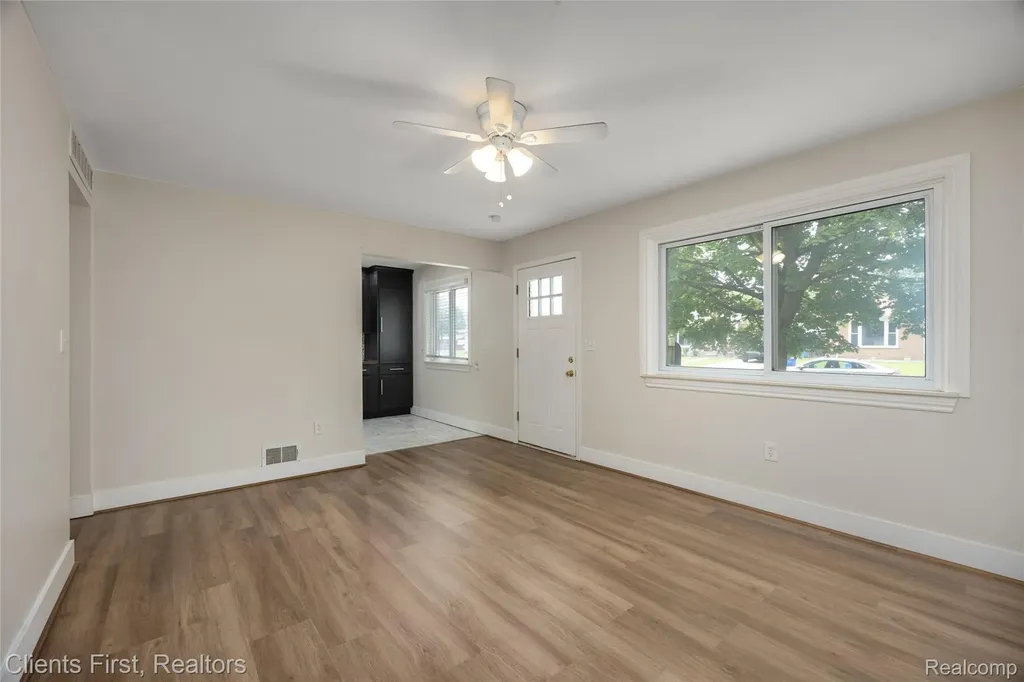 4993 Bedford Street Dearborn Heights City MI 48125