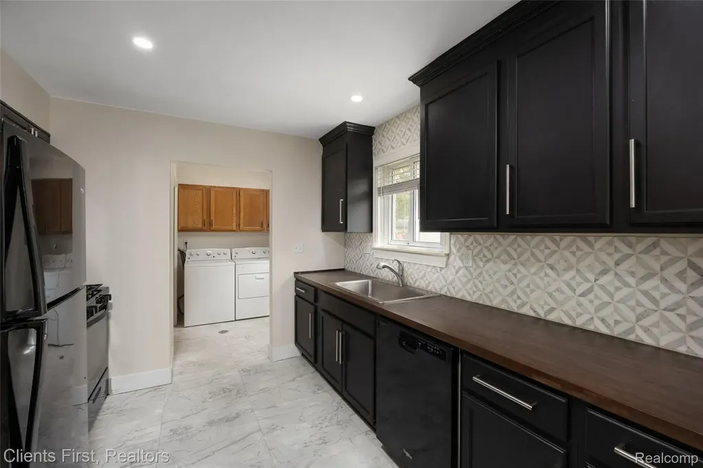 4993 Bedford Street Dearborn Heights City MI 48125