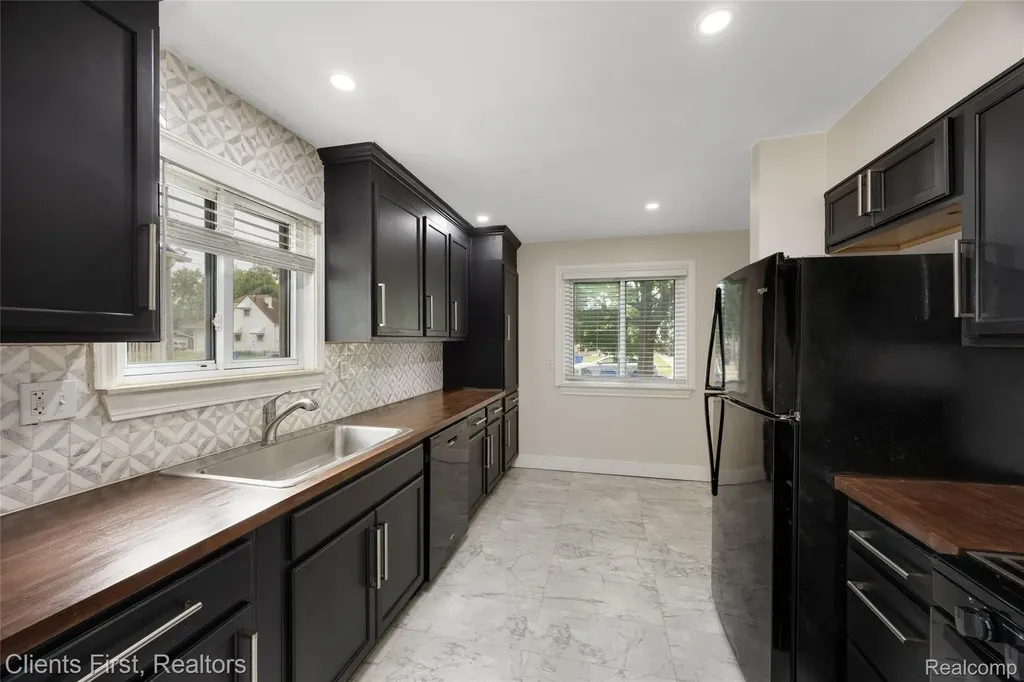 4993 Bedford Street Dearborn Heights City MI 48125