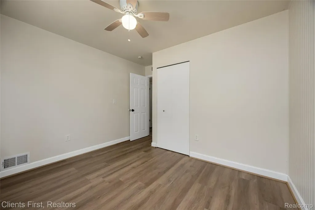 4993 Bedford Street Dearborn Heights City MI 48125