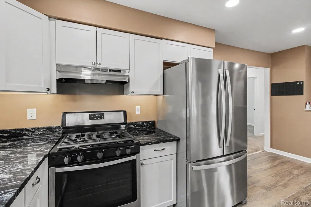 2177 Alexander Drive Troy City MI 48083