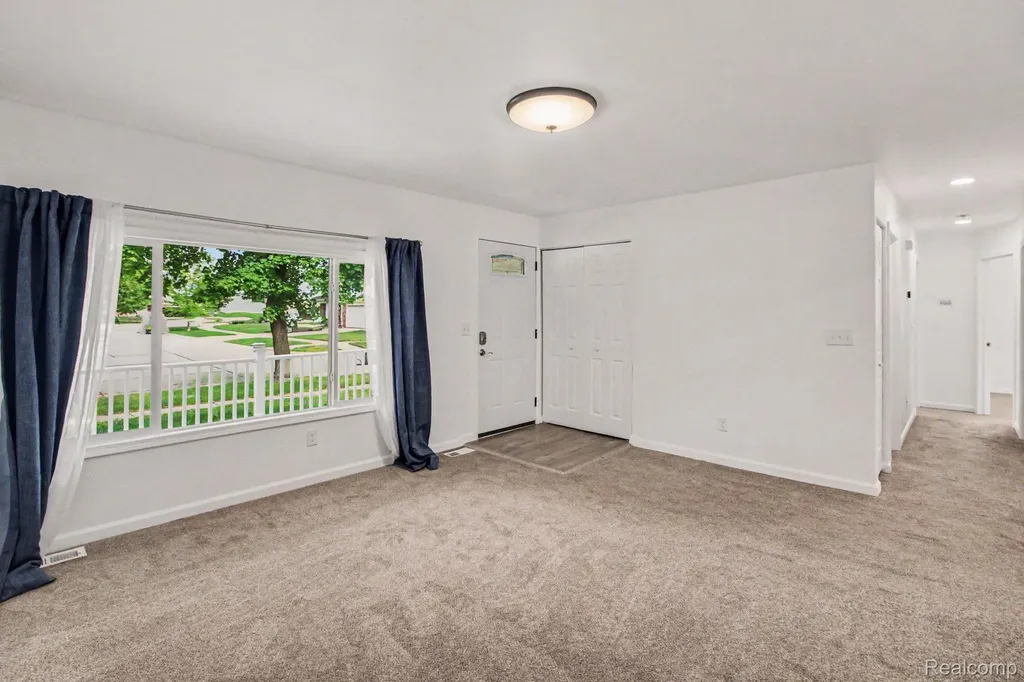 2177 Alexander Drive Troy City MI 48083