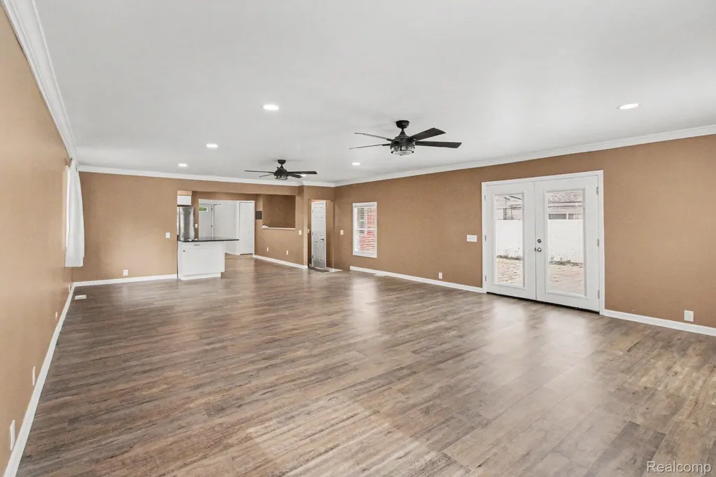 2177 Alexander Drive Troy City MI 48083