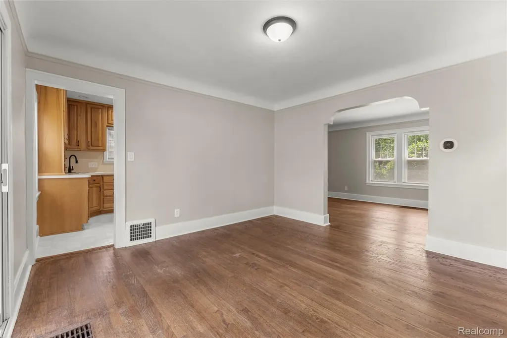 1056 Stewart Avenue Lincoln Park City MI 48146