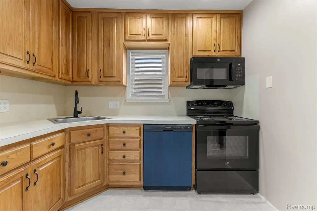 1056 Stewart Avenue Lincoln Park City MI 48146