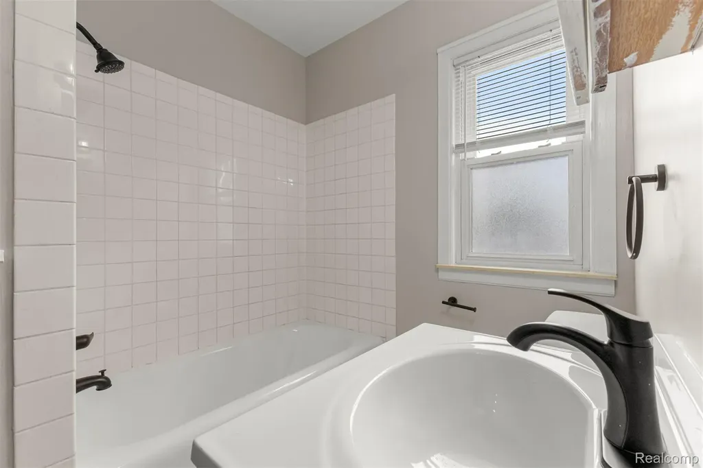 1056 Stewart Avenue Lincoln Park City MI 48146