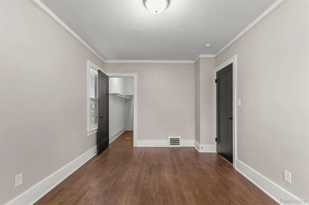 1056 Stewart Avenue Lincoln Park City MI 48146