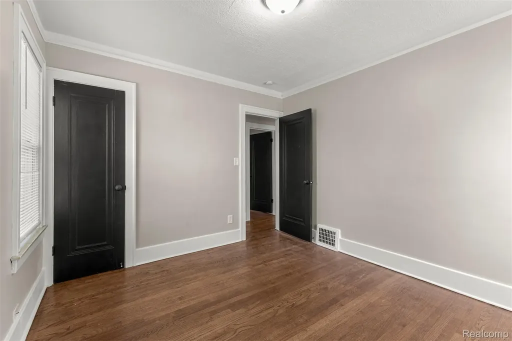1056 Stewart Avenue Lincoln Park City MI 48146