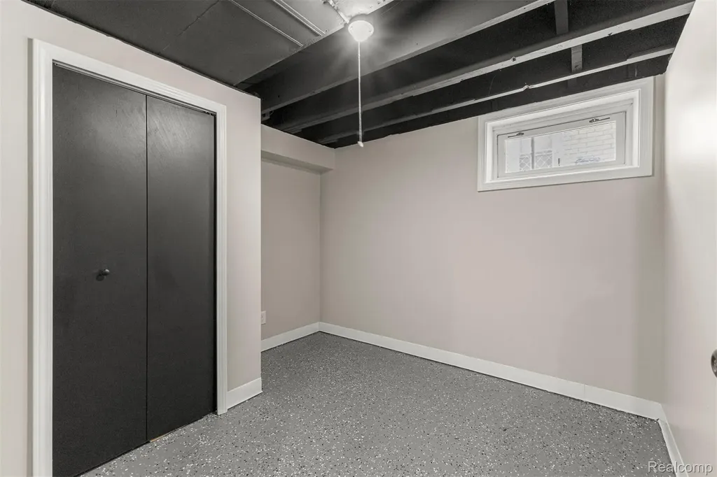 1056 Stewart Avenue Lincoln Park City MI 48146