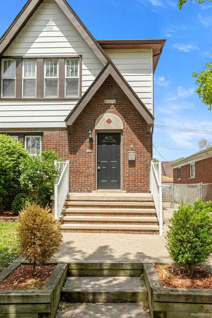 1056 Stewart Avenue Lincoln Park City MI 48146