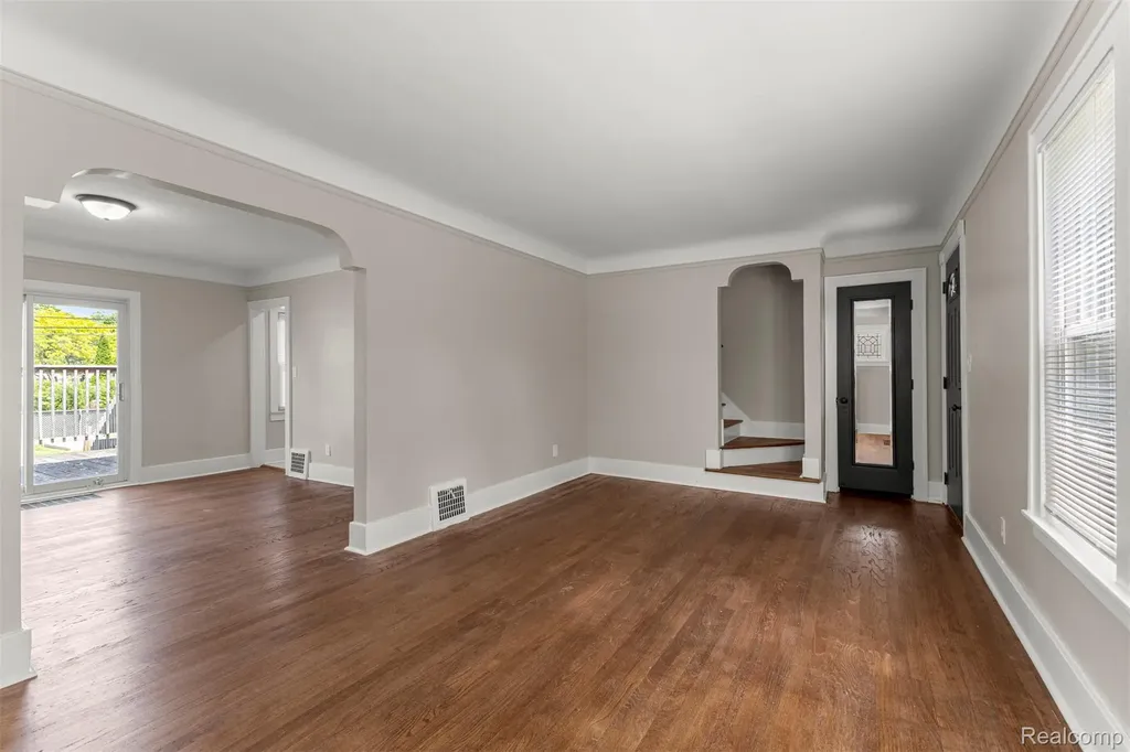 1056 Stewart Avenue Lincoln Park City MI 48146