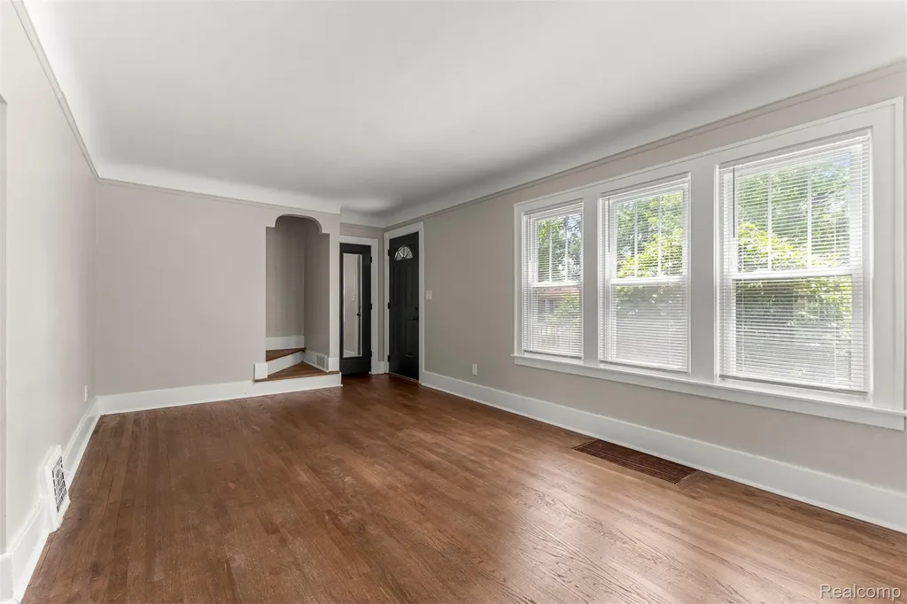 1056 Stewart Avenue Lincoln Park City MI 48146