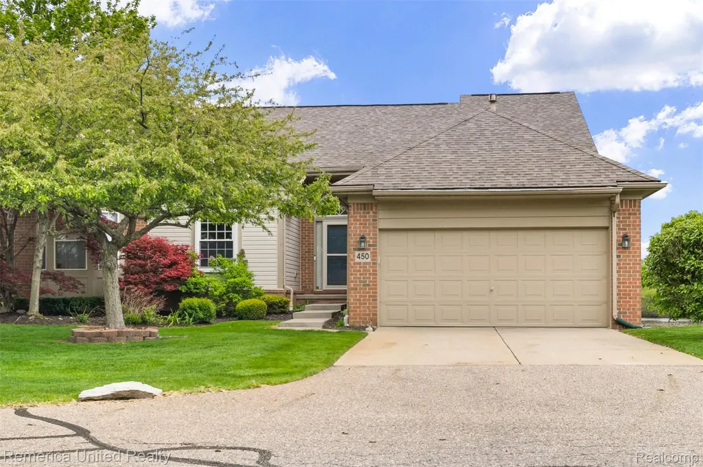 450 Berry Lake Drive Commerce Charter Township MI 48390