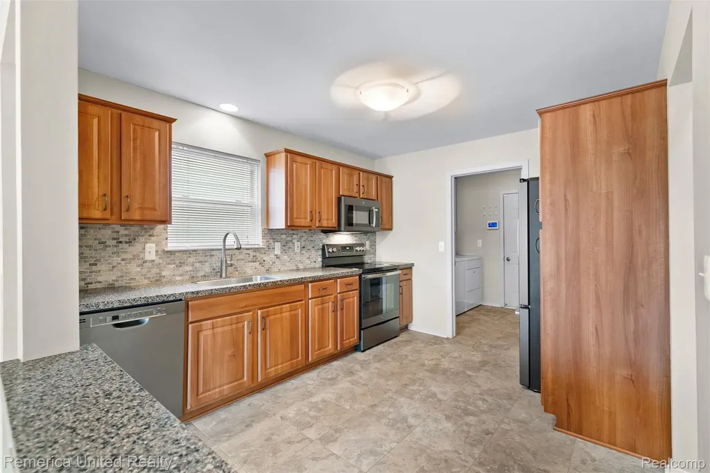 450 Berry Lake Drive Commerce Charter Township MI 48390