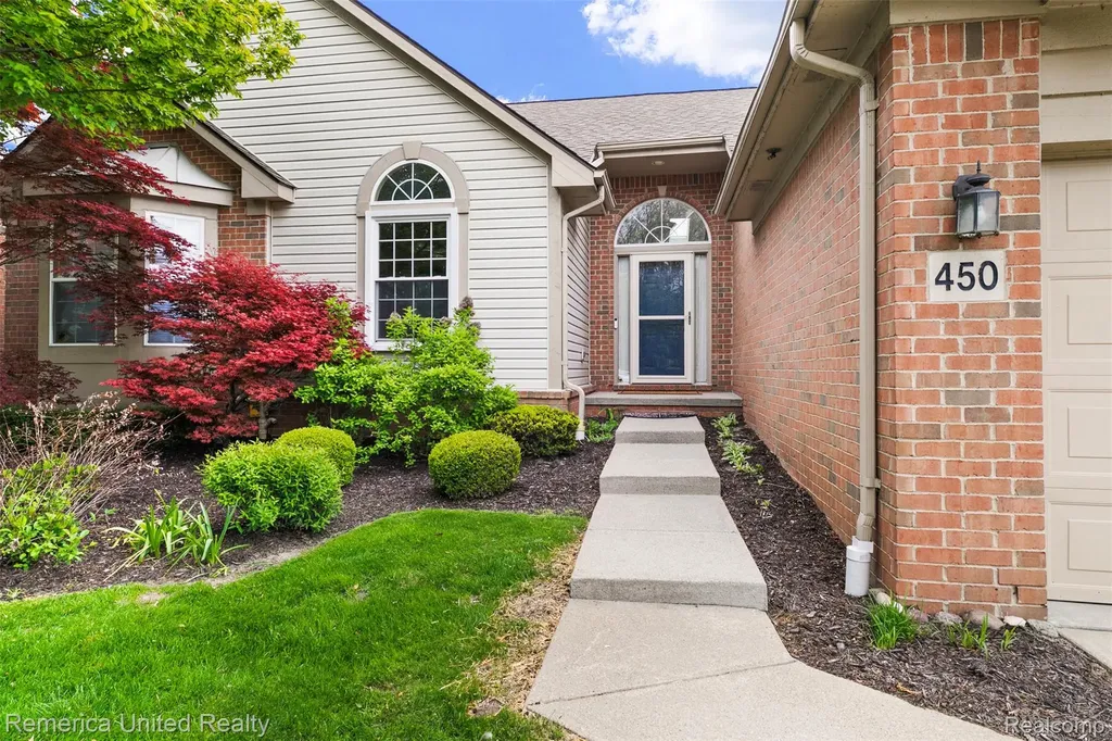 450 Berry Lake Drive Commerce Charter Township MI 48390