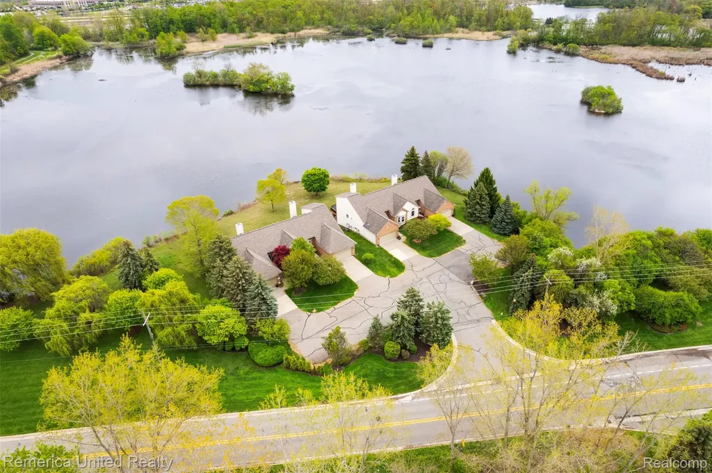 450 Berry Lake Drive Commerce Charter Township MI 48390