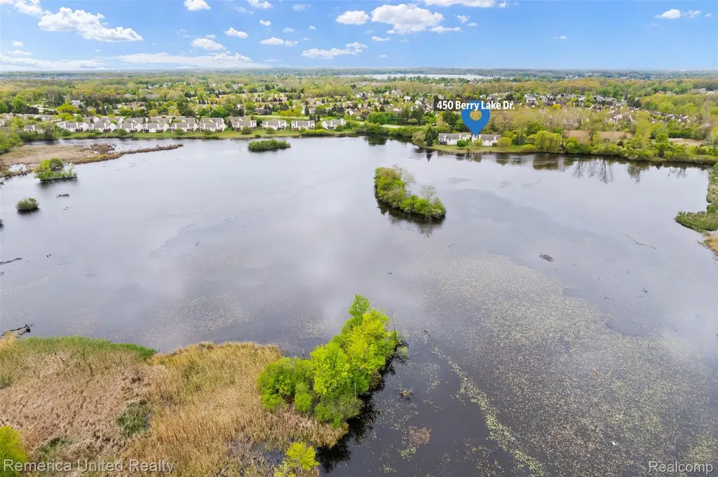 450 Berry Lake Drive Commerce Charter Township MI 48390