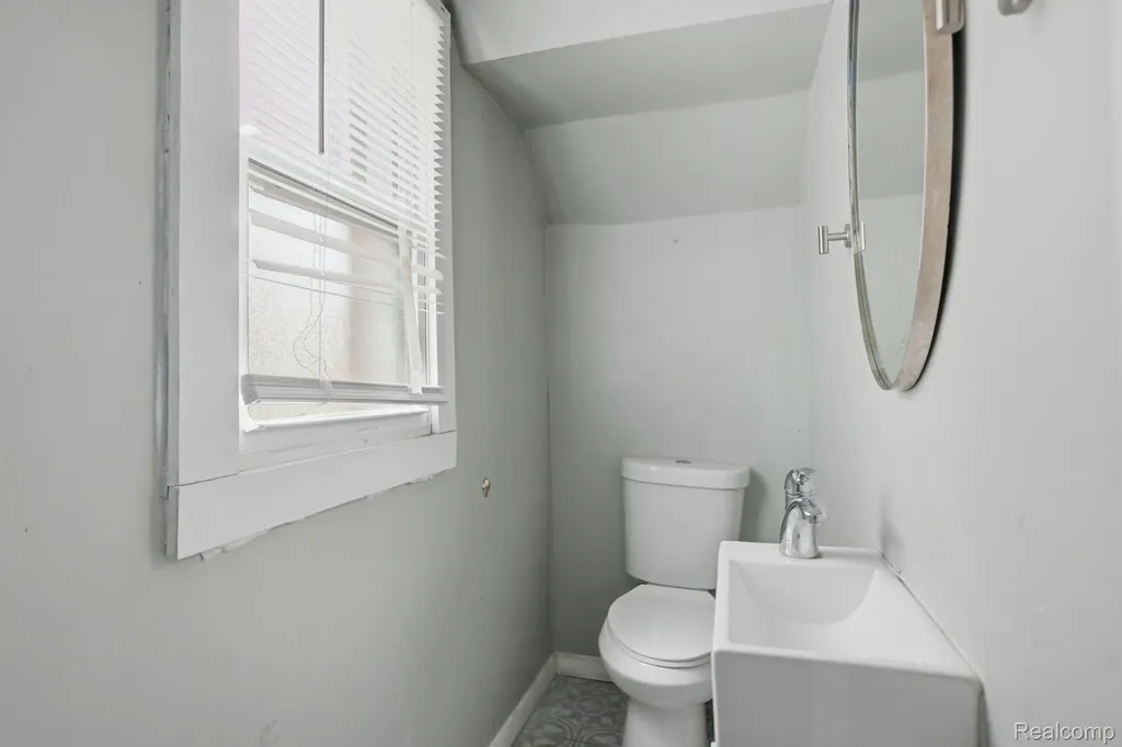 16176 Ohio Street Detroit City MI 48221