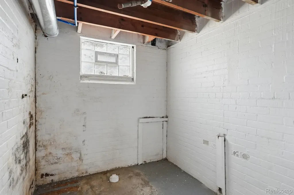 16176 Ohio Street Detroit City MI 48221