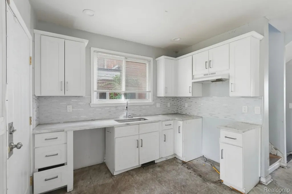 16176 Ohio Street Detroit City MI 48221