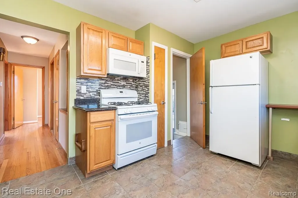 8272 Racine Road Warren City MI 48093