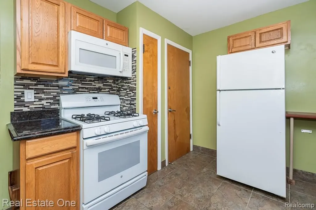 8272 Racine Road Warren City MI 48093