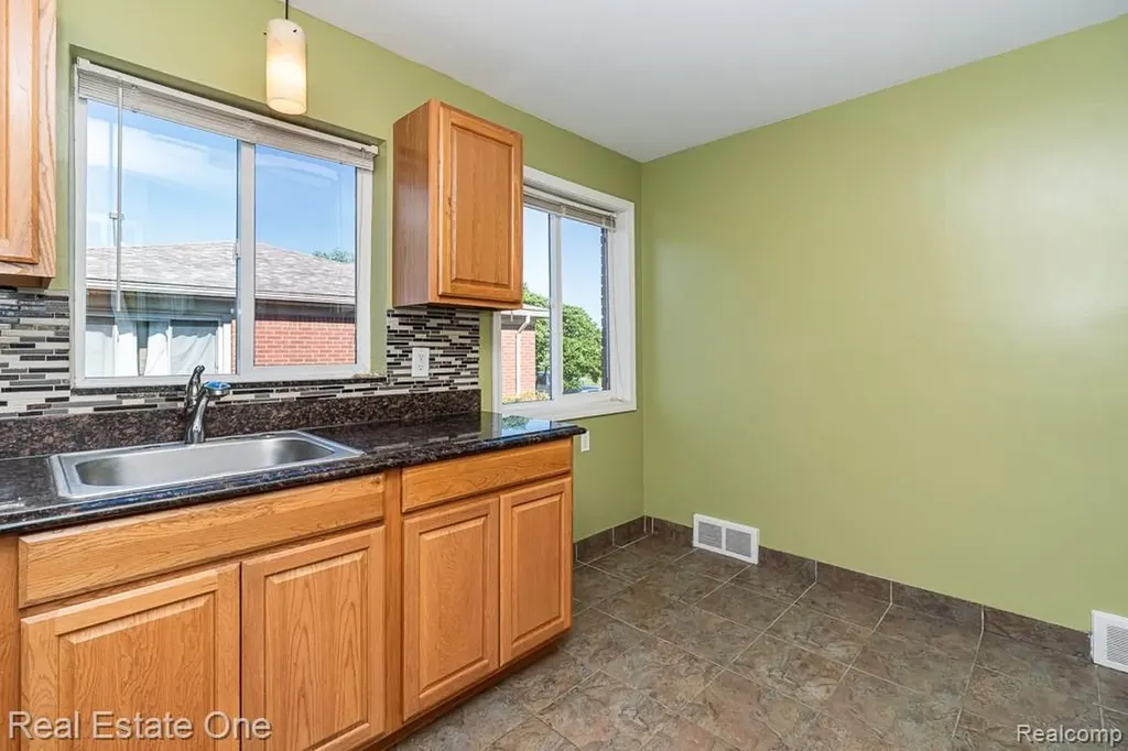 8272 Racine Road Warren City MI 48093