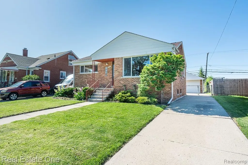 8272 Racine Road Warren City MI 48093