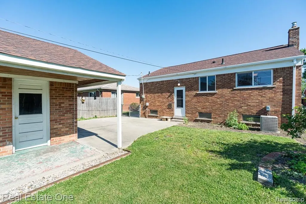 8272 Racine Road Warren City MI 48093