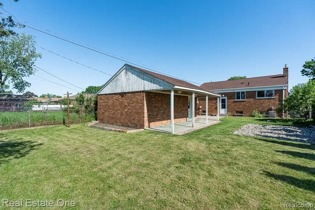 8272 Racine Road Warren City MI 48093